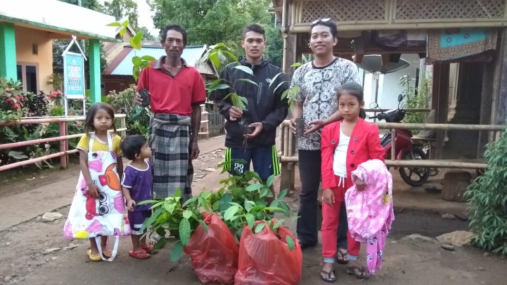  TB Nurul Jihad Parang Bebbu dan Mahasiswa Unismuh Makassar Berbagi 300 Bibit Pohon