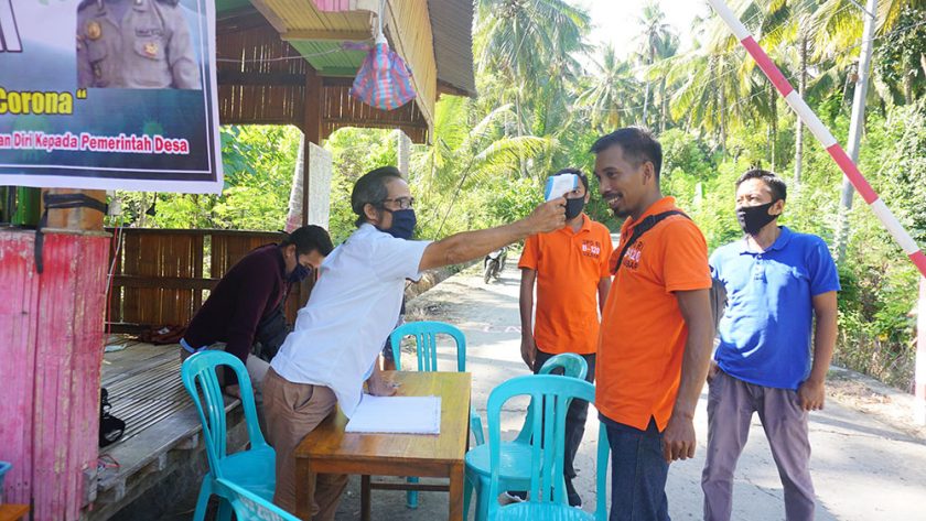 Tim yang mengantar beras saat akan melewati pos pemeriksaan saat memasuki Desa Salarri, Limboro 