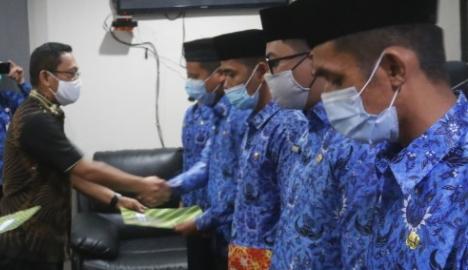 Irwan Pababari Serahkan 89 SK CPNS Seleksi Tahun 2019