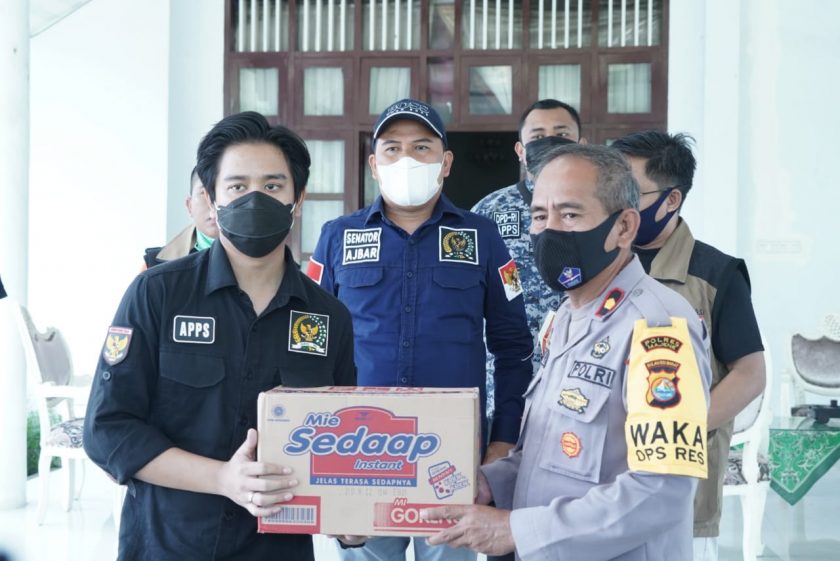 Penyerahan simbolis ke Kabupaten Majene yang diwakili Kapolres Majene