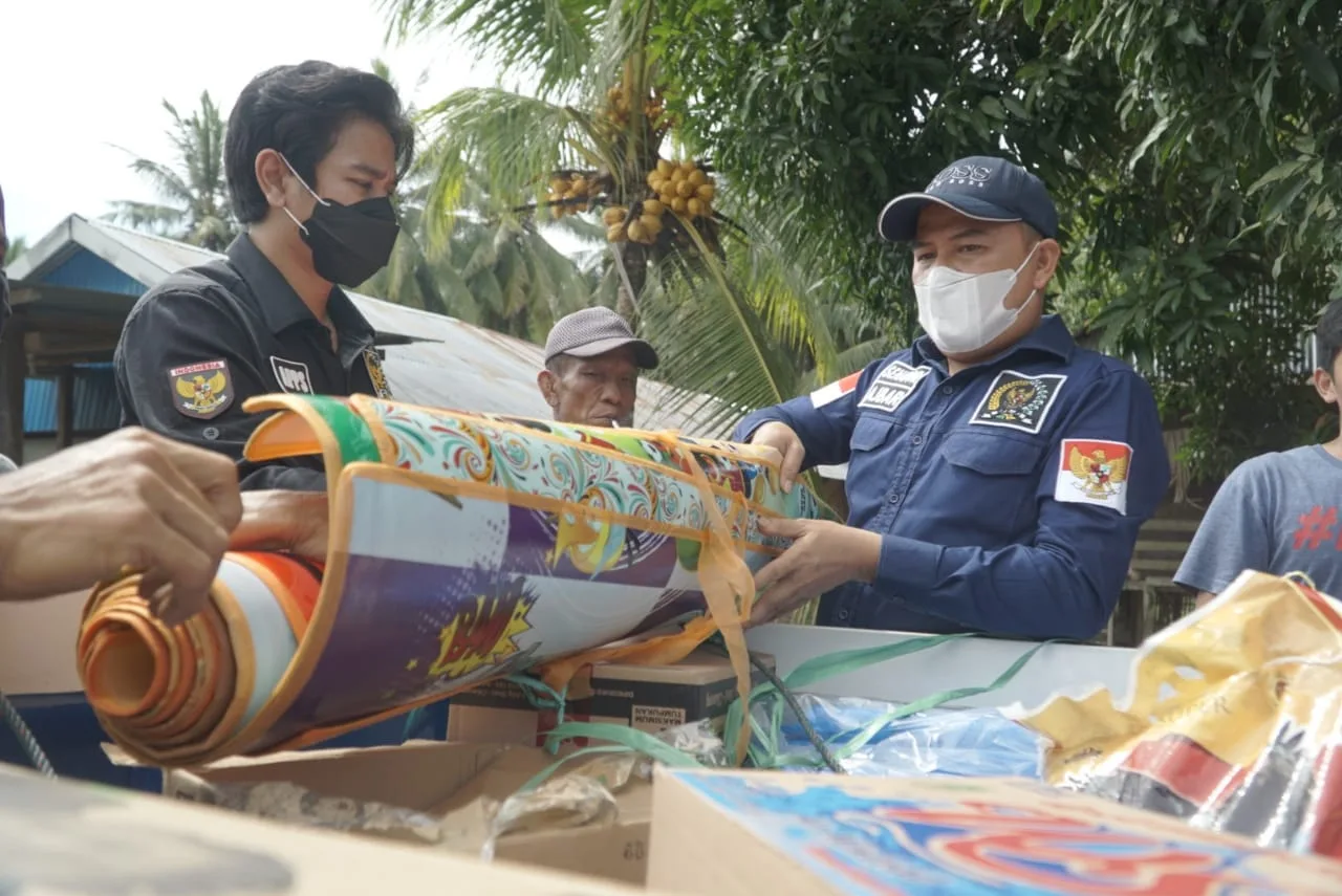 Ajbar dan Andri saat mengangkat logistik dari Pick-UP