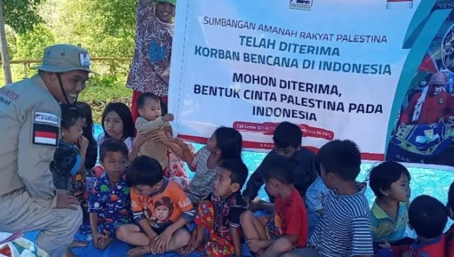 NPC yang diwakili Direktur Mandarnesia.com Wahyudi Muslimin, saat menyapa anak-anak di pengngsian di Dusun Takapa, Kecamatan Malunda (Foto: Busriadi Bustamin)