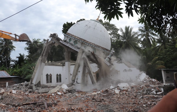 Kubah masjid yang berhasil dirubuhkan, setelah beberapa jam di dorong menggunakan alat berat