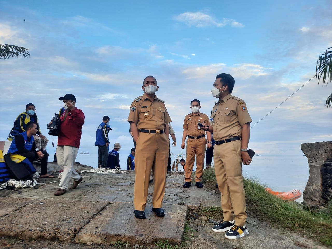 AIM Bersih-Bersih di Pantai Bahari
