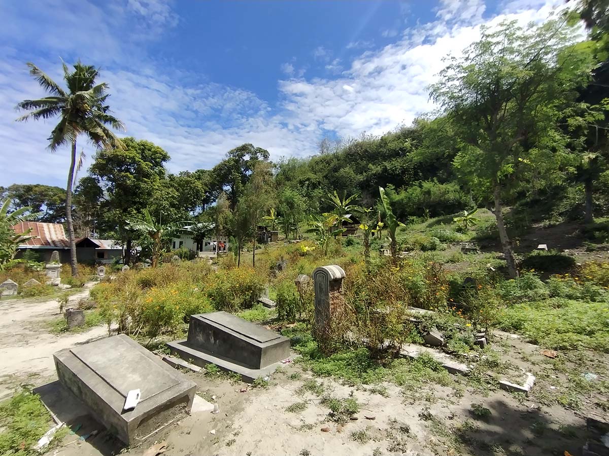 Kompleks pemakaman orang Eropa di Majene terletak di perbukitan seberang SMP 1 Majene.  Foto Muhammad Ridwan Alimuddin