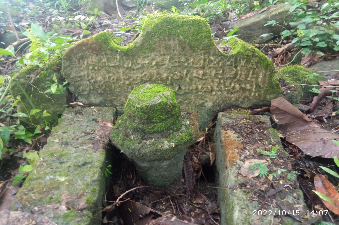 Salah satu makam di Banua yang bertuliskan kalimat tauhid
