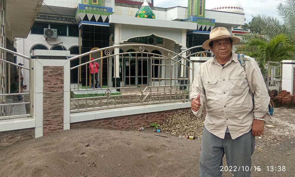 Budianto Hakim di depan Masjid Kerajaan Sendana di Podang Desa Banua Sendana