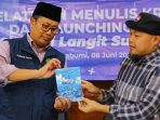 Achmad Fahmi bersama Adi Arwan Alimin saat membuka segel buku Cinta di Langit Sukabumi yang diterbitkan Gerbang Visual Sulawesi Barat, 6 Juni 2023 di Kota Sukabumi