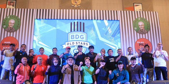 Foto: Sejumlah mantan bintang Persib berfoto bersama saat peluncuran gerakan Bandung Old Stars for GP, di Bandung (14/9/2023).  