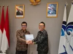 Ketua Komite Tanggung Jawab Perusahaan Platform Digital untuk Jurnalisme Berkualitas (KTP2JB), Dr Suprapto Sastro Atmojo (kanan) menyerahkan dokumen Panduan Pelaksanaan Fungsi Pengawasan Pemenuhan Kewajiban Perusahaan Platform Digital untuk Jurnalisme berkualitas kepada Wakil Menteri Komunikasi dan Digital Nezar Patria dalam pertemuan di Kantor Kementerian Komunikasi dan Digital (Komdigi) di Jalan Medan Merdeka Barat, Jakarta Pusat, Senin (11/11/2024). Nezar berharap program kerja sama platform digital dan perusahaan pers kembali berjalan setelah adanya panduan yang sudah sesuai Perpres Nomor 32 Tahun 2024 tersebut.