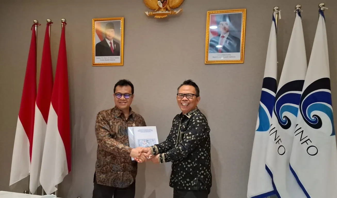 Ketua Komite Tanggung Jawab Perusahaan Platform Digital untuk Jurnalisme Berkualitas (KTP2JB), Dr Suprapto Sastro Atmojo (kanan) menyerahkan dokumen Panduan Pelaksanaan Fungsi Pengawasan Pemenuhan Kewajiban Perusahaan Platform Digital untuk Jurnalisme berkualitas kepada Wakil Menteri Komunikasi dan Digital Nezar Patria dalam pertemuan di Kantor Kementerian Komunikasi dan Digital (Komdigi) di Jalan Medan Merdeka Barat, Jakarta Pusat, Senin (11/11/2024). Nezar berharap program kerja sama platform digital dan perusahaan pers kembali berjalan setelah adanya panduan yang sudah sesuai Perpres Nomor 32 Tahun 2024 tersebut.