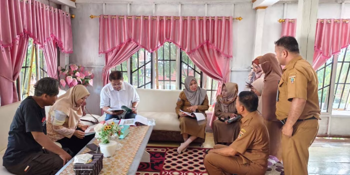 Perpusnas dan DPK Polman Identifikasi Naskah Kuno di Desa Lambanan